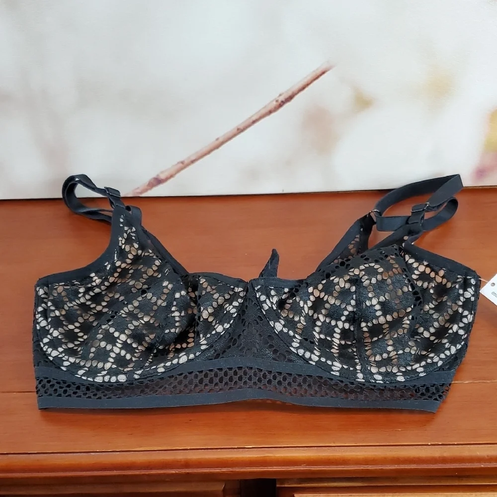 Adore Me Black and Cream Bra -32DDD